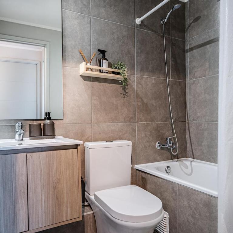Metro Private Parking AC Modern Design - Three-Bedroom Apartment - 15