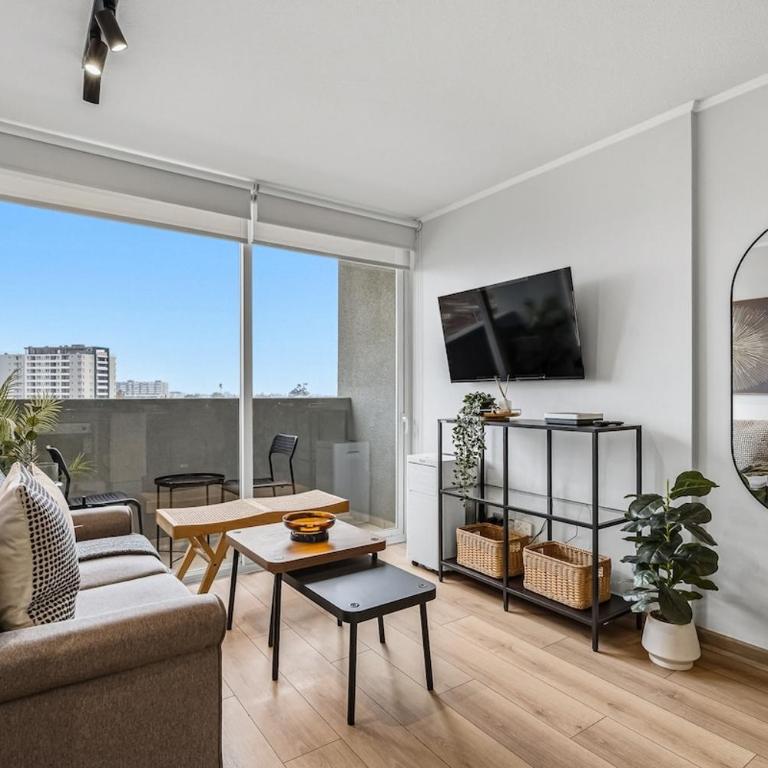 Metro Private Parking AC Modern Design - Three-Bedroom Apartment - 16