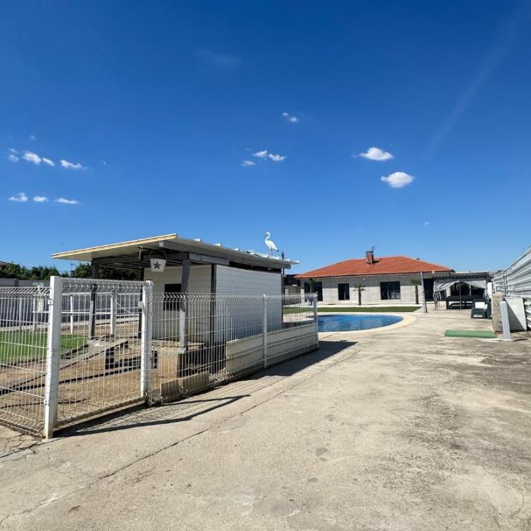 Modern Detached Chalet with Pool - Three-Bedroom House - 8
