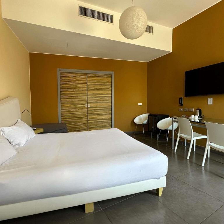 ibis Styles Catania Acireale - Camera Queen Classic con Vista Montagna - 4