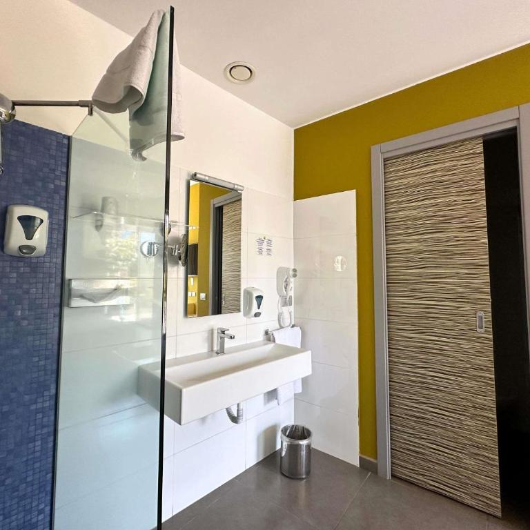 ibis Styles Catania Acireale - Camera Queen Classic con Vista Montagna - 9