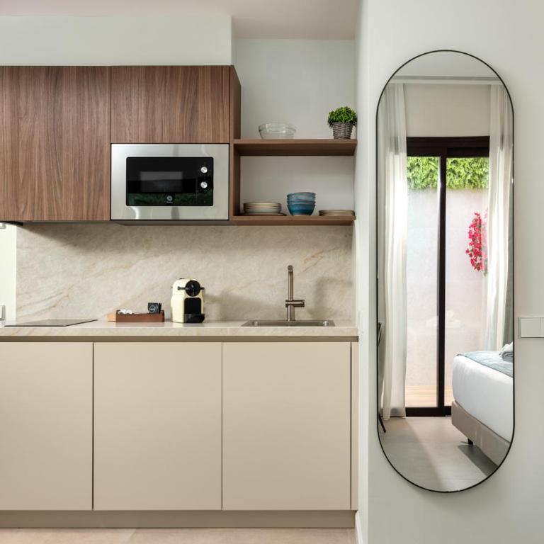 AZUL HOME SUITES Estepona - Estudio con cama grande adaptado para personas con movilidad reducida - 4