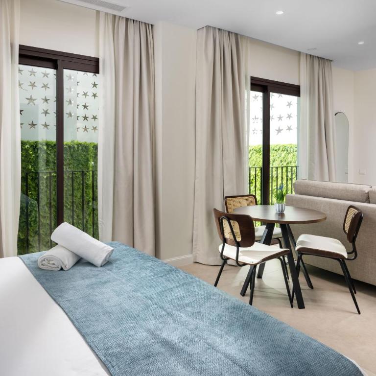 AZUL HOME SUITES Estepona - Estudio con cama extragrande y sofá cama - 8