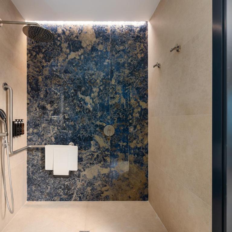 AZUL HOME SUITES Estepona - Estudio con cama grande adaptado para personas con movilidad reducida - 3