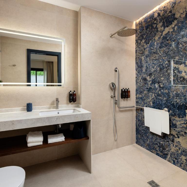 AZUL HOME SUITES Estepona - Estudio con cama grande adaptado para personas con movilidad reducida - 10