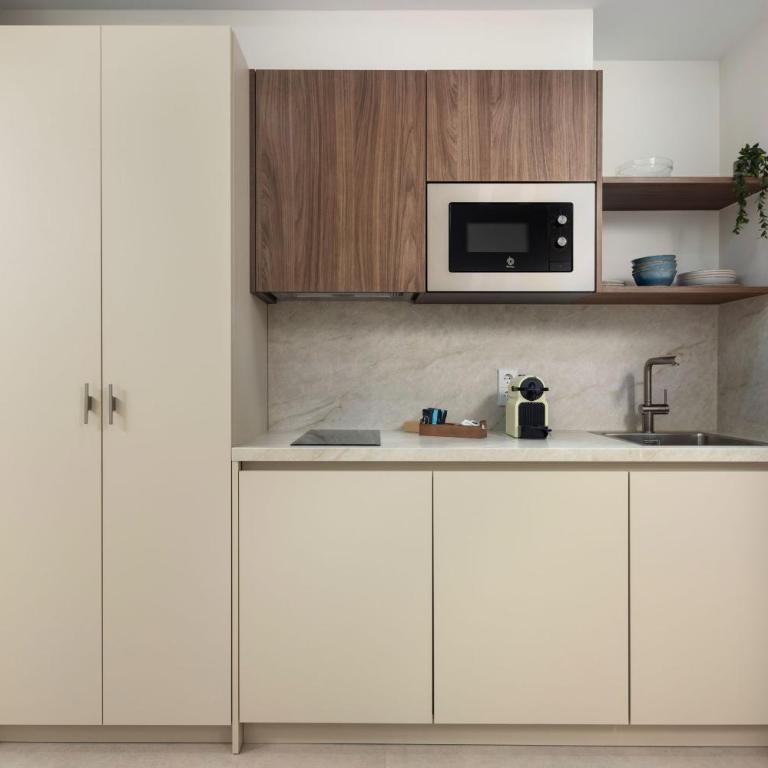 AZUL HOME SUITES Estepona - Estudio con cama extragrande y sofá cama - 4
