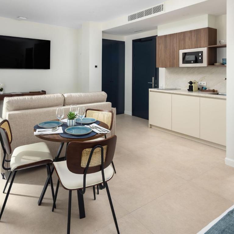 AZUL HOME SUITES Estepona - Estudio con cama extragrande y sofá cama - 10