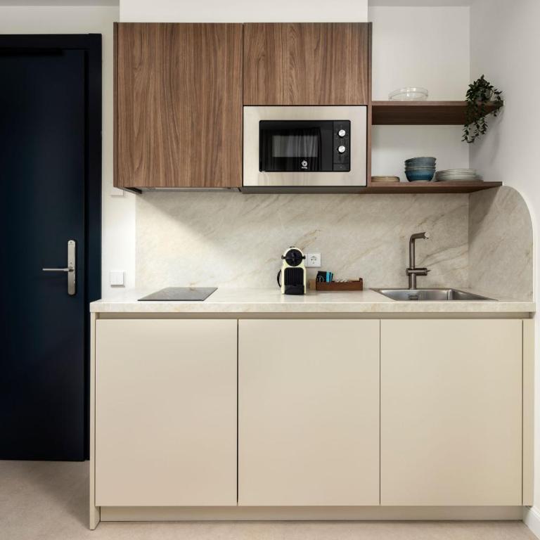 AZUL HOME SUITES Estepona - Estudio con cama extragrande y sofá cama - 11