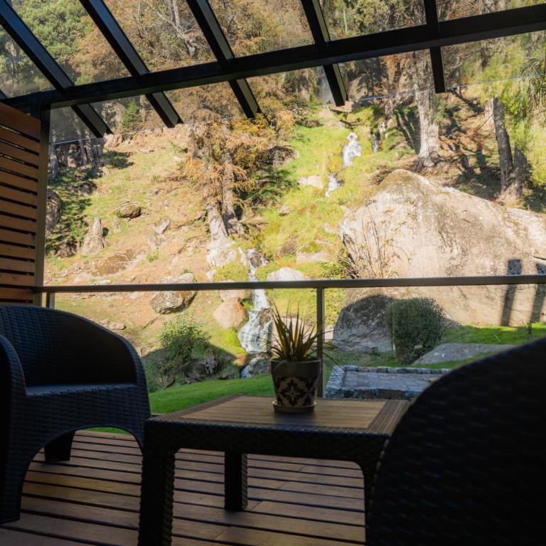 Deptos De la Cascada I Con la Mejor Vista de San Martín - Ayres del Bosque Alojamientos - Apartamento de 2 dormitorios con vistas a la montaña - 1