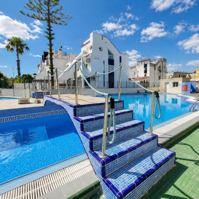 Charming Upper Bungalow with Terrace and Communal Pool in Torrevieja - Appartamento - 3