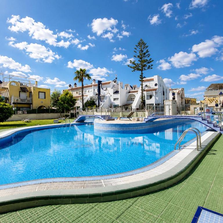 Charming Upper Bungalow with Terrace and Communal Pool in Torrevieja - Appartamento - 1