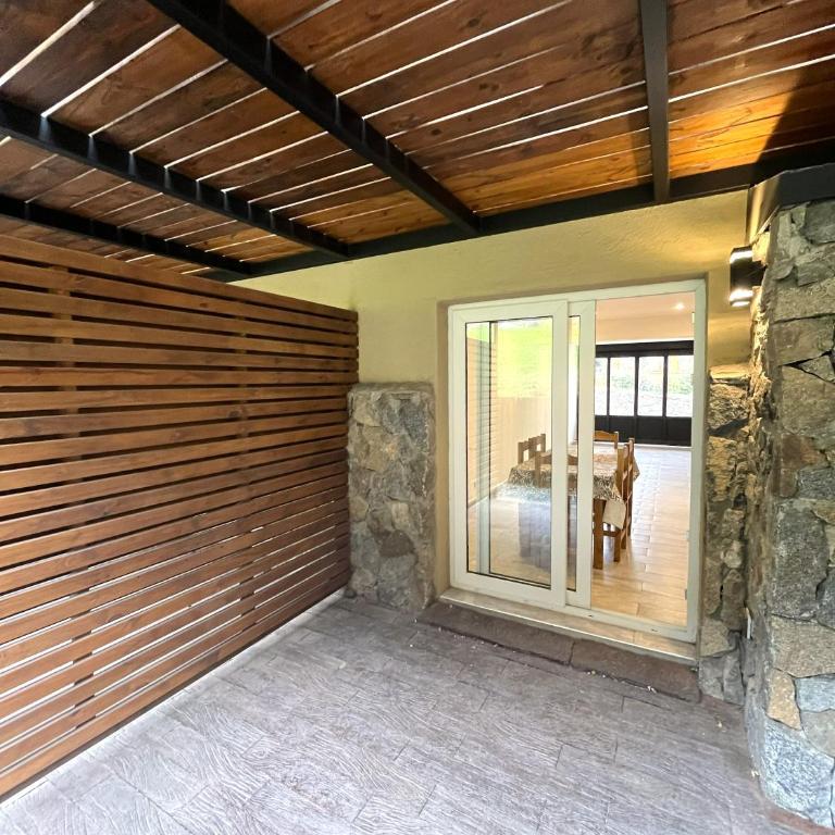 Deptos De la Cascada I Con la Mejor Vista de San Martín - Ayres del Bosque Alojamientos - Apartamento de 2 dormitorios con vistas a la montaña - 4