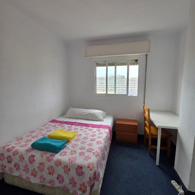 PRECIOSA COMODA HABITACIÓN CENTRO MALAGA LA MEJOR ZONA DE LA CIUDAD ENFRENTE A DOS COMERCIAL ENFRENTE A LA ESTACIÓN DE TREN Y DE AUTOBÚSES CERCA A LA PLAYA CERCA AL CASCO ANTIGUO DE LA CIUDAD lo bienvenido - Doppelzimmer - 12