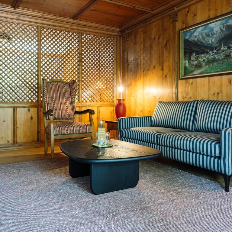 HENRI Hotel Garmisch-Partenkirchen - Salon mit Balkon - 9