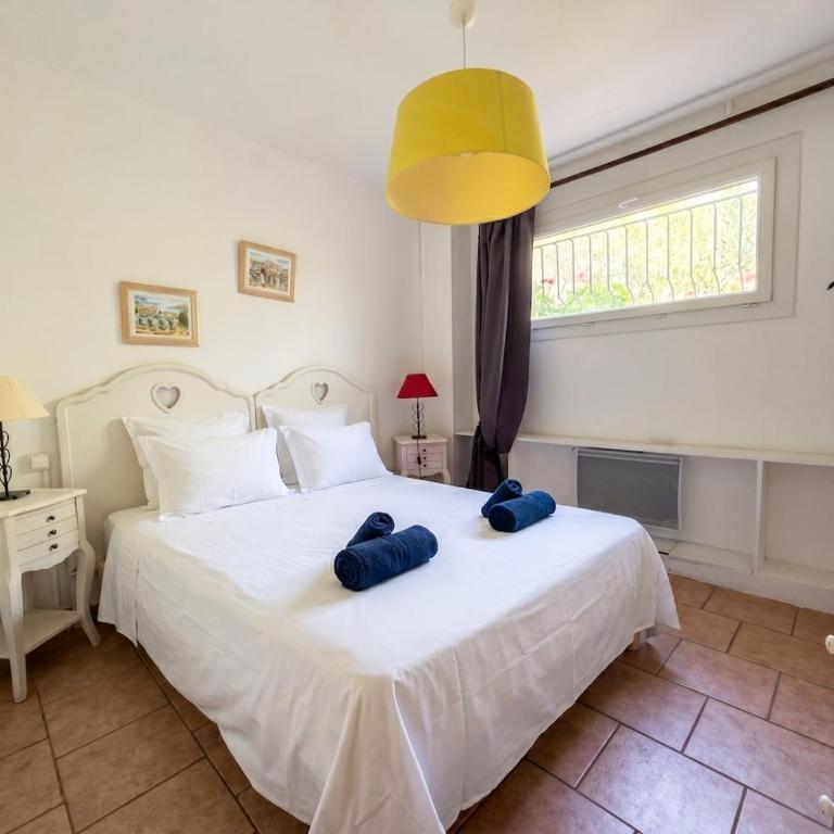 Villa Maizou, Provençal Charm, Pool and Sea View - Villa - 8