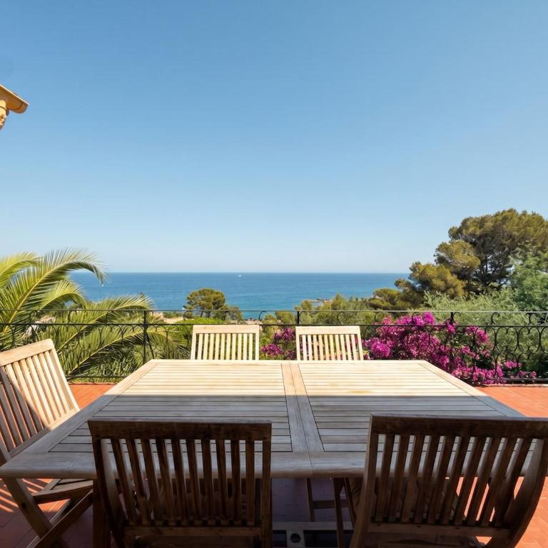 Villa Maizou, Provençal Charm, Pool and Sea View - Villa - 2