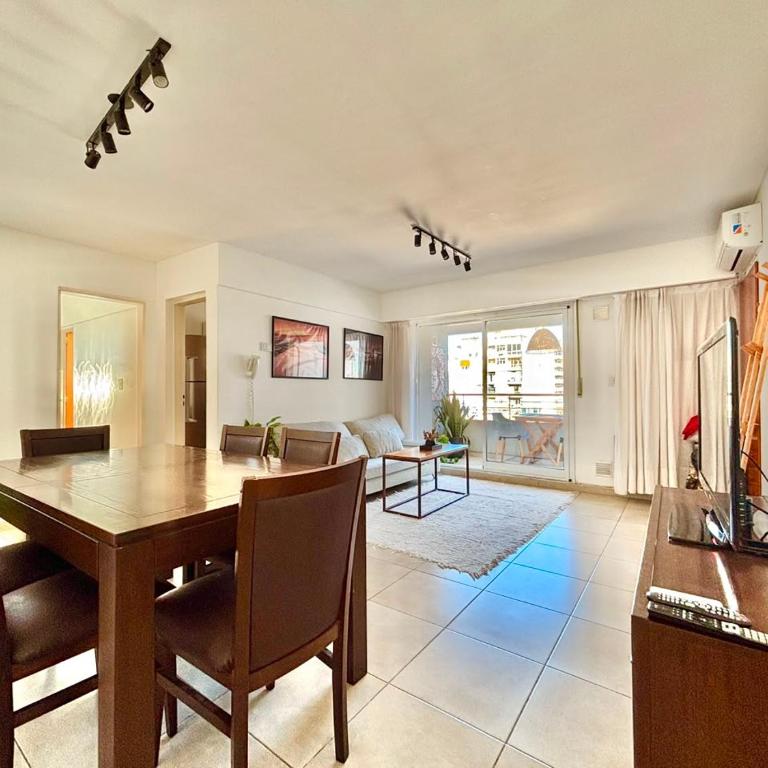 Dpto. nuevo, luminoso, 3 dormitorios, pleno centro - Three-Bedroom Apartment - 1