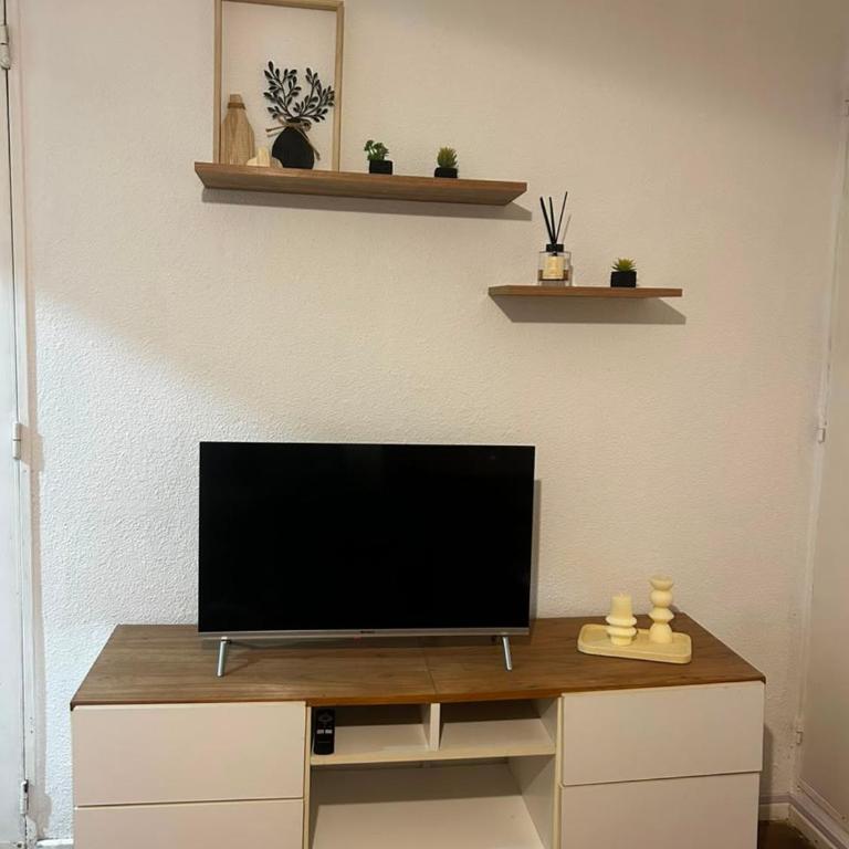 2 Ambientes Luminoso y equipado Zona Aldrey Guemes - Apartamento - 5