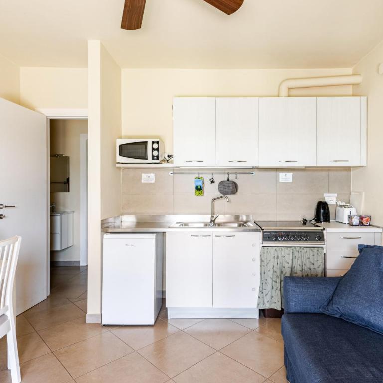 Casa con ampio terrazzo, vista lago e giardino - Casa Vacanze - 30