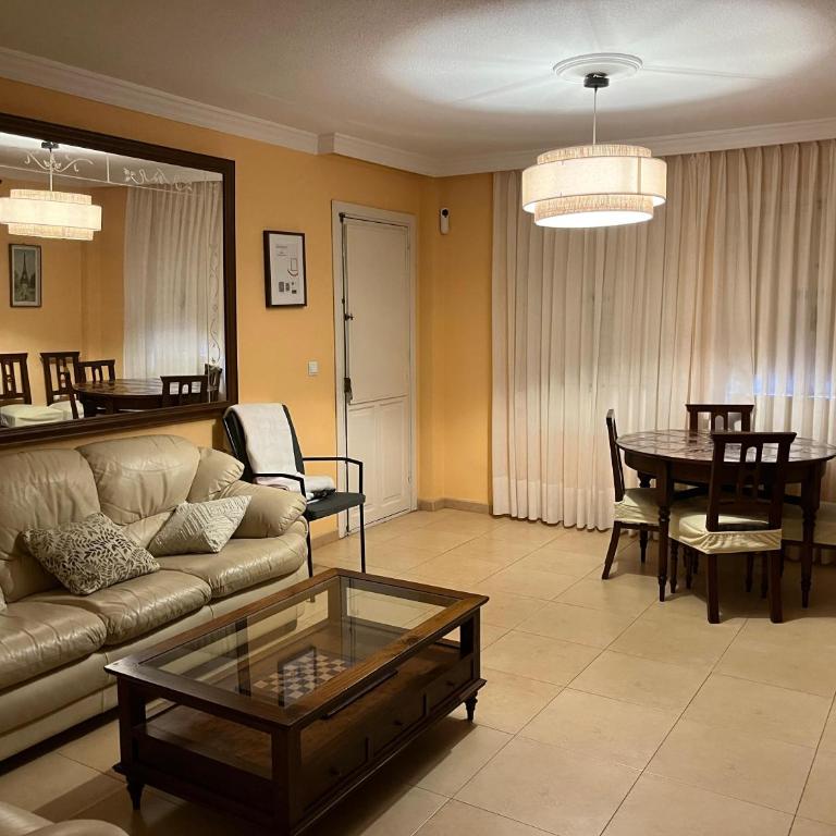 Apartamento en Plaza ABC - Three-Bedroom Apartment - 1