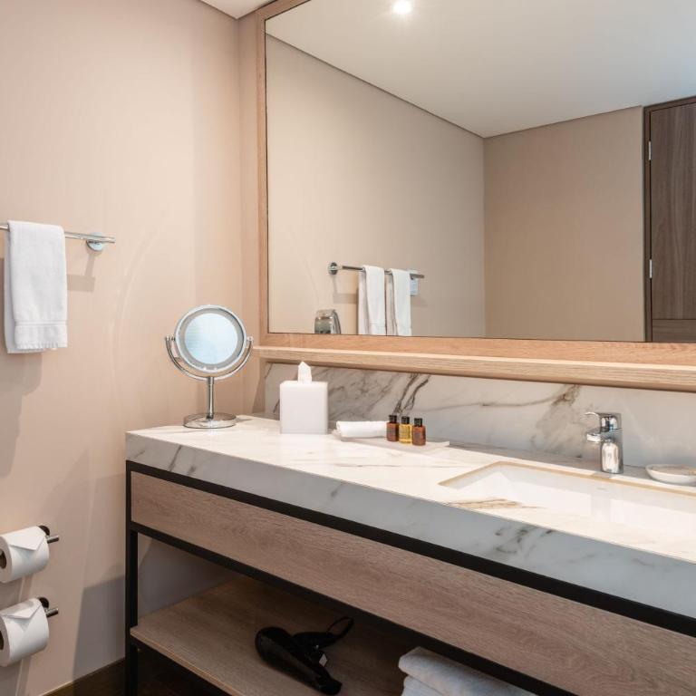Residence Inn by Marriott Bogota - Suite Estudio con 2 camas grandes, sofá cama y vistas a la ciudad - 3