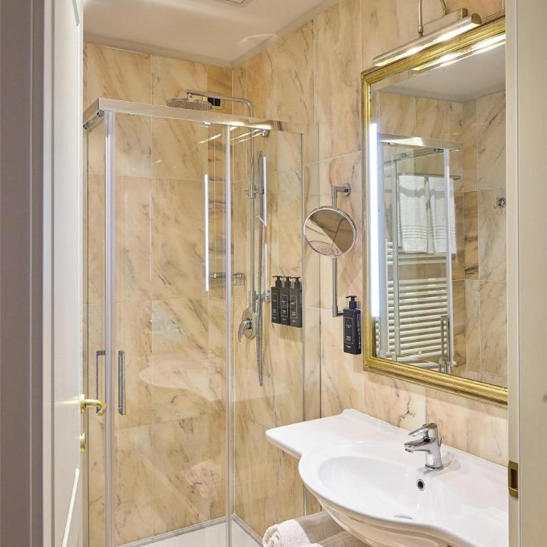 Quiete Taormina Naxos, Tapestry Collection By Hilton - Naxos Deluxe King Room with Terrace - 2