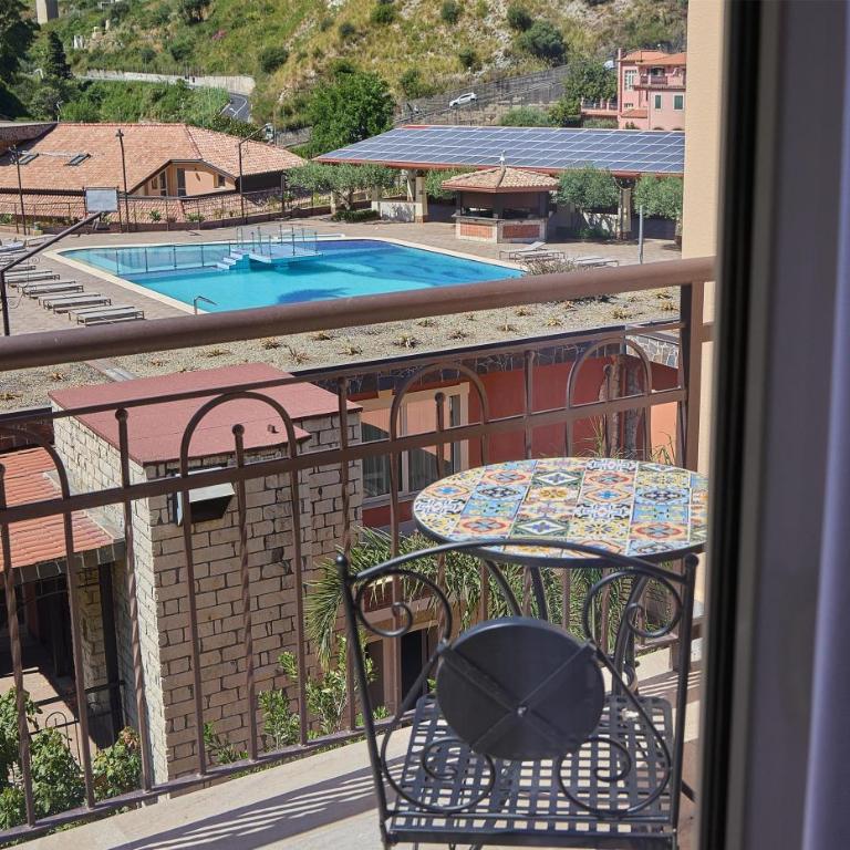 Quiete Taormina Naxos, Tapestry Collection By Hilton - Naxos Deluxe King Room with Terrace - 4