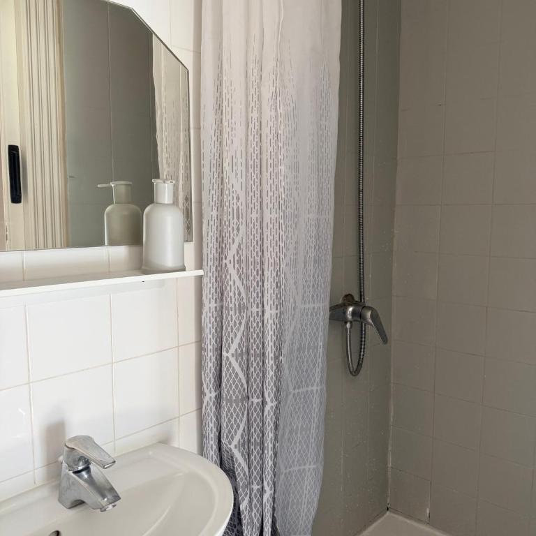 Hotel le Bon Soleil - Chambre Double avec Salle de Bains Privative - 5