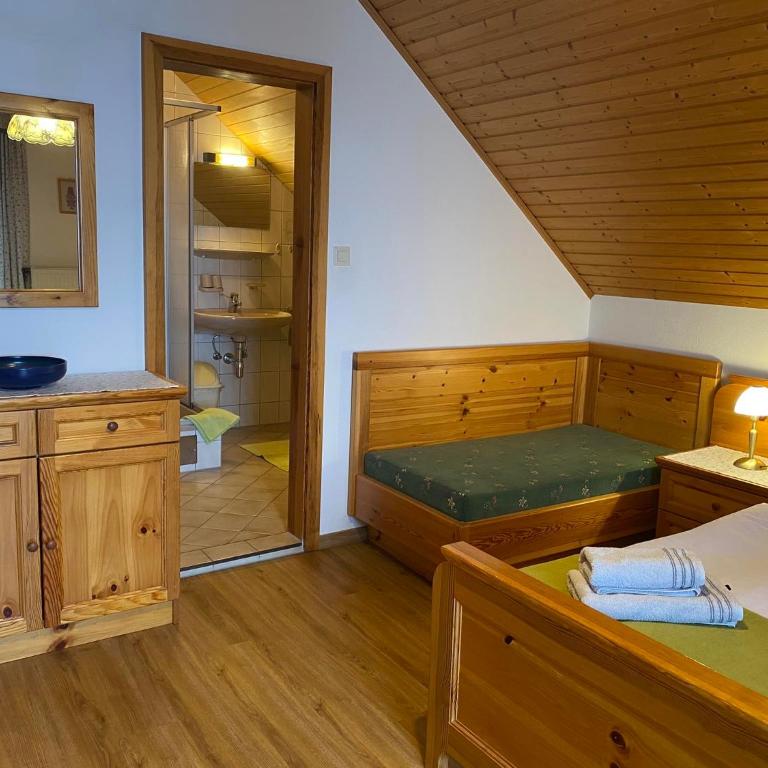 Seewaldhof - Urlaub am Bio-Wellnessbauernhof - Doppelzimmer mit Dusche - 4