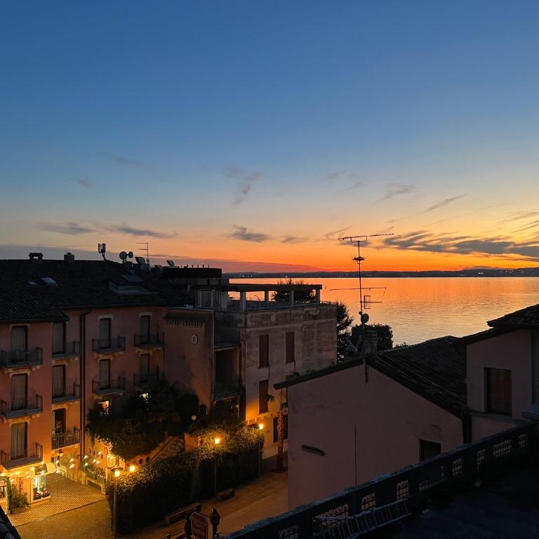 Sunset Lake View with private terrace - Italian Homing - Two-Bedroom Apartment - 20