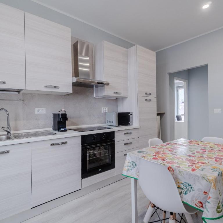 GuestHost - Modern Retreat in Turin - Two-Bedroom Apartment - 1