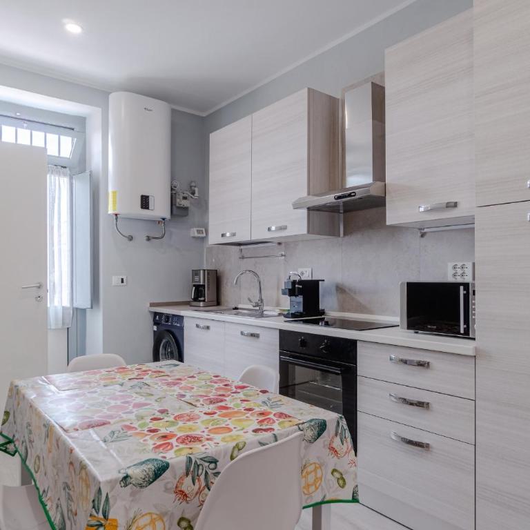 GuestHost - Modern Retreat in Turin - Two-Bedroom Apartment - 6