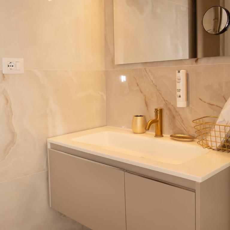 Flowers Apartments - Vatican Rooms - Camera Tripla Luxury - 21