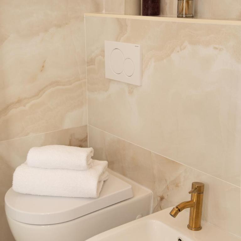 Flowers Apartments - Vatican Rooms - Camera Tripla Luxury - 18