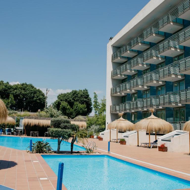 SOL by Meliá Port Cambrils - Habitación Familiar Comunicada con vistas a la piscina - 1