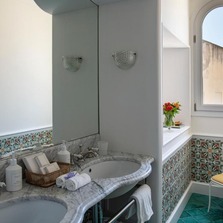 Villa Helios Capri - Small Luxury Hotels of the World - Prestige Junior Suite with City View - 3