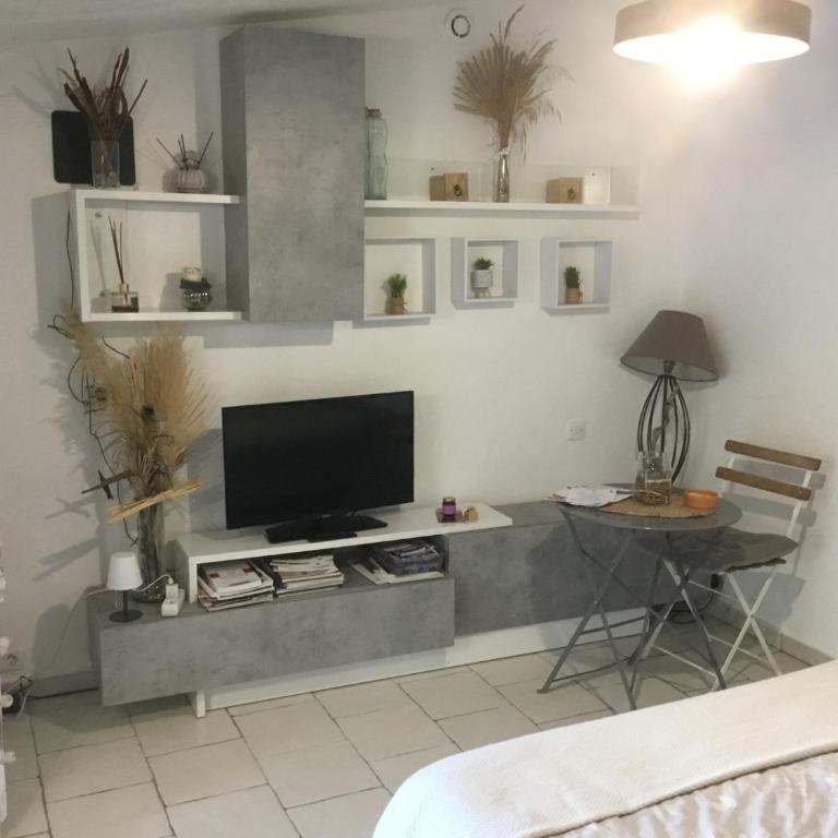 Charmante maison avec piscine - Studio - 11