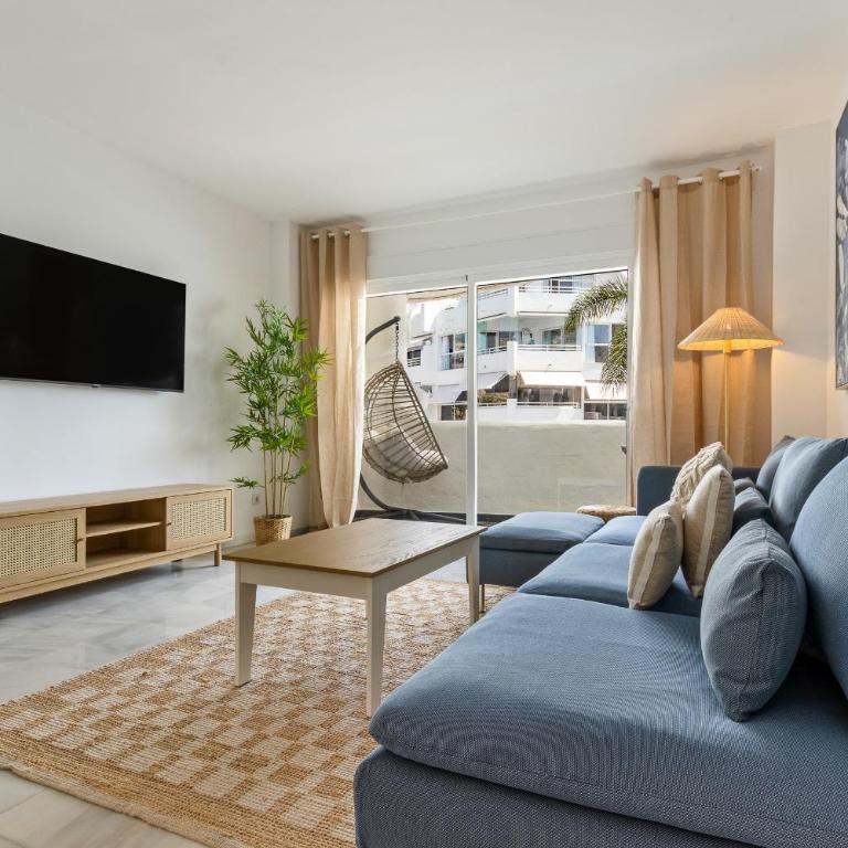 Marina View 2BR Holiday Stay by HelloDomik - Two-Bedroom Deluxe Apartment with Harbor View - 2