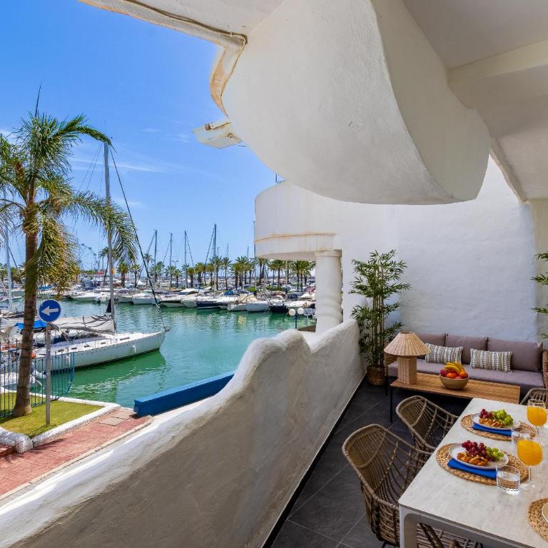 Marina View 2BR Holiday Stay by HelloDomik - Two-Bedroom Deluxe Apartment with Harbor View - 16