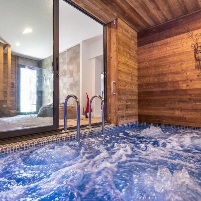 Chalet Luxe spacieux, Piscine chauffée, vue lac et montagnes, proximité immédiate pistes - Superior Chalet - 2