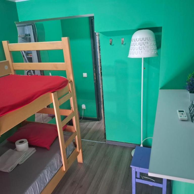 Hostel Bed&Coffee 360° - Chambre Lits Jumeaux avec Lits Superposés et Salle de Bains Commune - 1