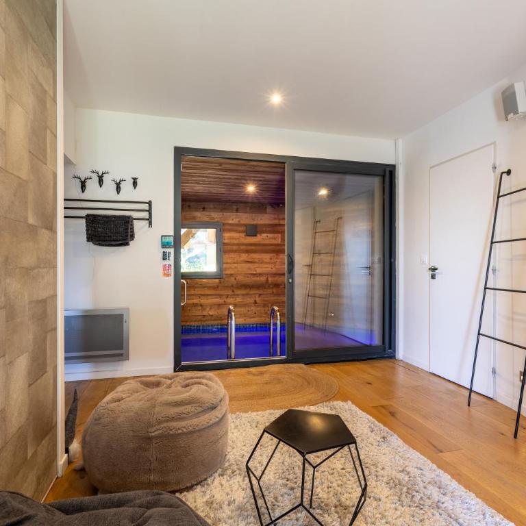 Chalet Luxe spacieux, Piscine chauffée, vue lac et montagnes, proximité immédiate pistes - Superior Chalet - 14