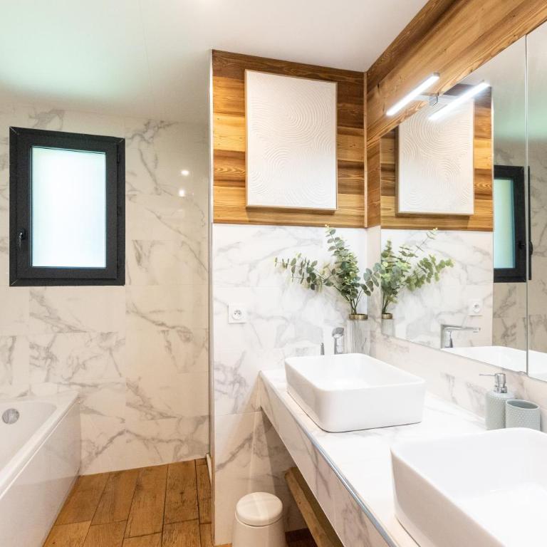 Chalet Luxe spacieux, Piscine chauffée, vue lac et montagnes, proximité immédiate pistes - Superior Chalet - 23