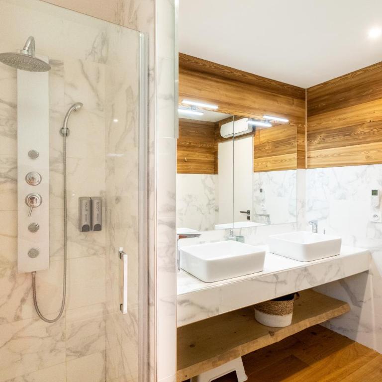 Chalet Luxe spacieux, Piscine chauffée, vue lac et montagnes, proximité immédiate pistes - Superior Chalet - 24