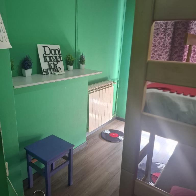 Hostel Bed&Coffee 360° - Chambre Lits Jumeaux avec Lits Superposés et Salle de Bains Commune - 4