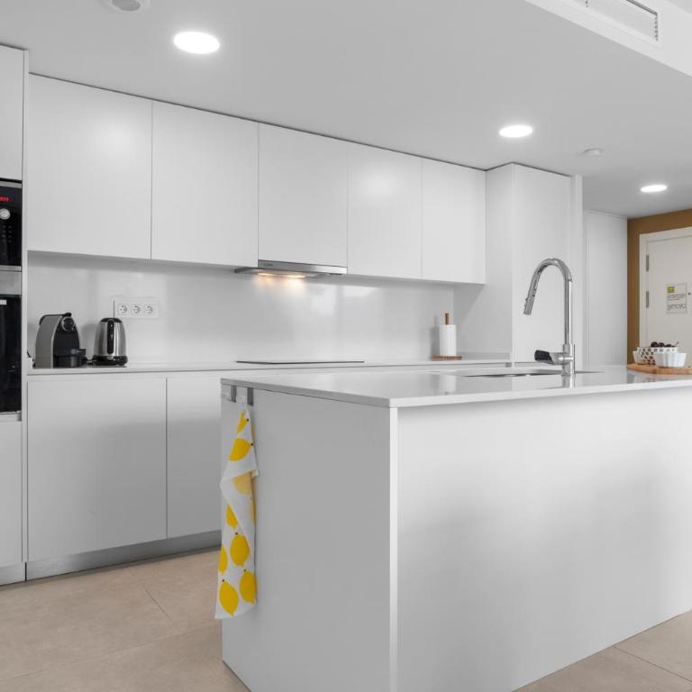Bayside Rooftop Penthouse - Three-Bedroom Apartment with Balcony - 3
