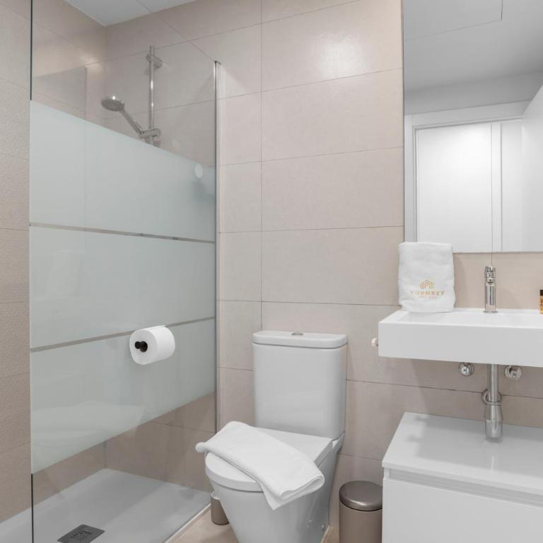 Bayside Rooftop Penthouse - Three-Bedroom Apartment with Balcony - 5