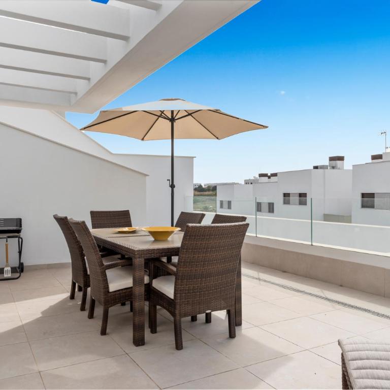 Bayside Rooftop Penthouse - Three-Bedroom Apartment with Balcony - 11