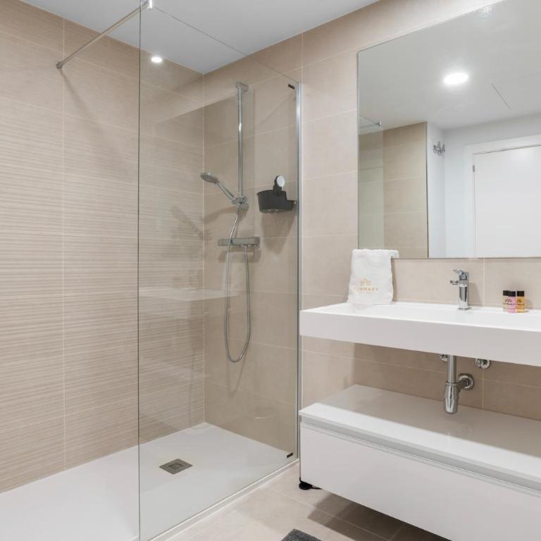 Bayside Rooftop Penthouse - Three-Bedroom Apartment with Balcony - 10