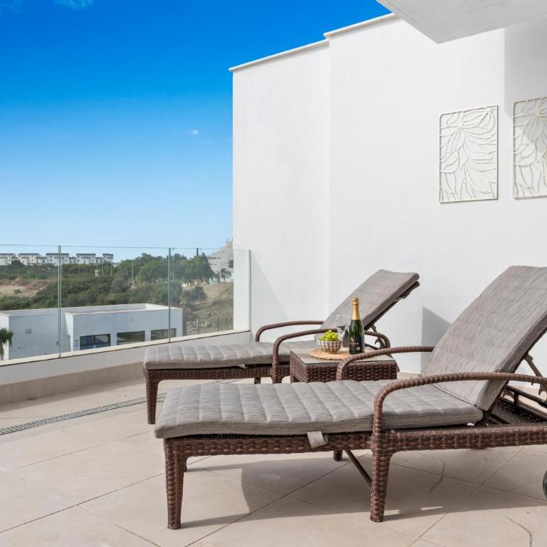 Bayside Rooftop Penthouse - Three-Bedroom Apartment with Balcony - 9